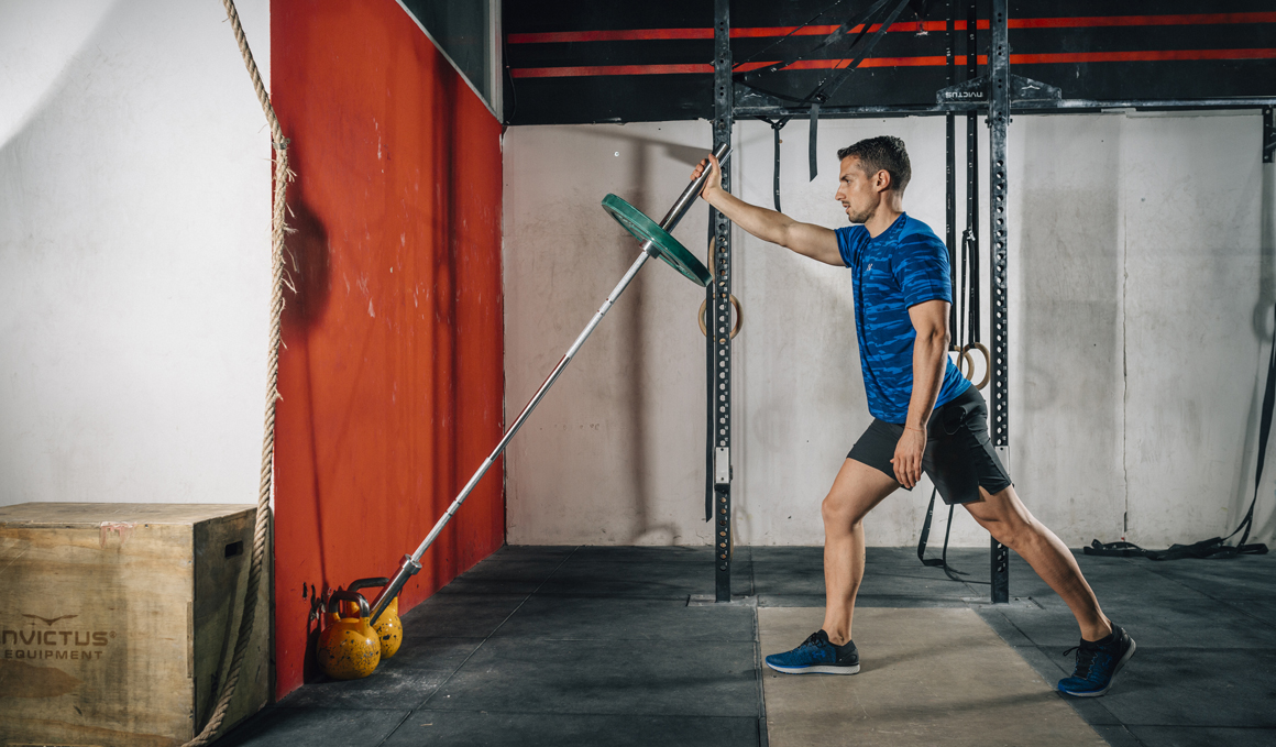 Press vertical con zancada, posición 1